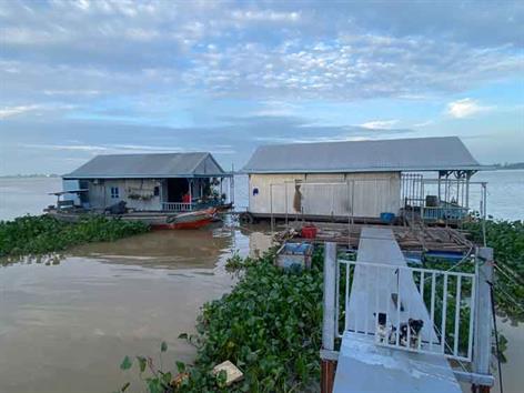 Khi đầm tôm, bè cá trở thành điểm check-in hút khách.