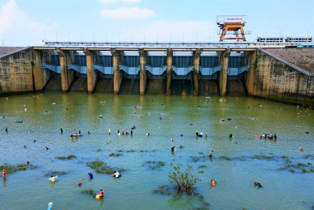 Hàng trăm người đổ về hồ Trị An săn cá khủng, có con nặng tới 20kg