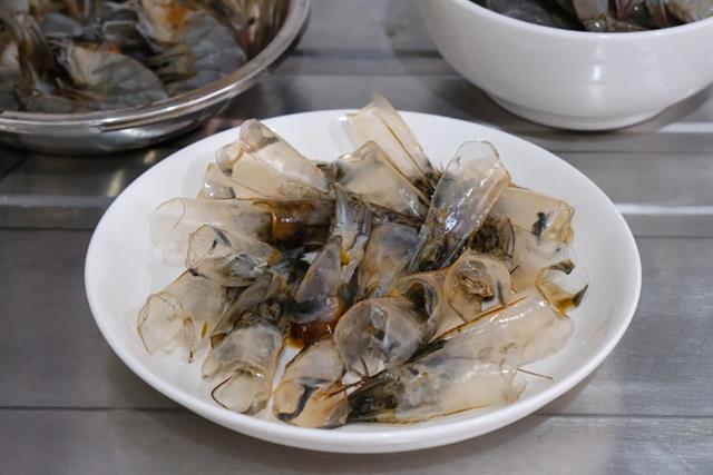 Phụ phẩm tôm – Nguồn thu thứ hai từ đầu và vỏ tôm