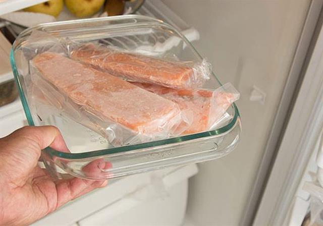 Bỏ ngay thói quen ngâm nước rã đông để áp dụng cách làm hải sản tan đá cực nhanh mà không mất chất ngọt ​